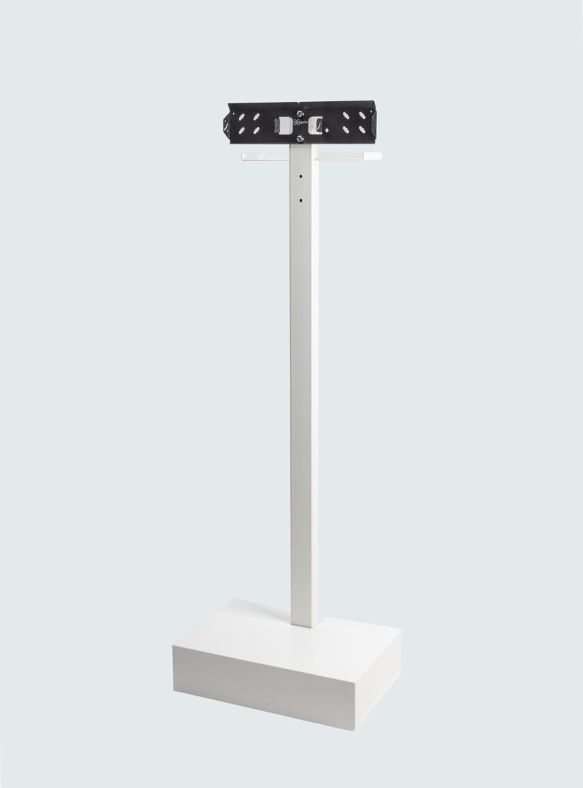 TVStand wit met TV beugel voorzijde met afdekkap en accessoireplank