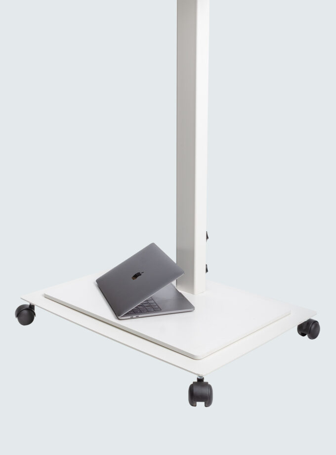 TVStand verrijdbarevoet wit voorzijde met laptop