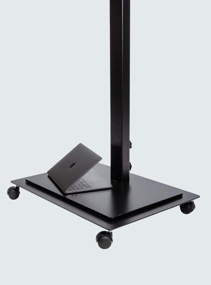 Voetplaat met wielen zwart TVStand voorzijde met laptop